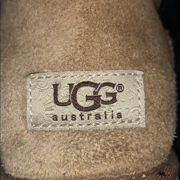 Bailey Bow Tan Uggs - Picture 4 of 5